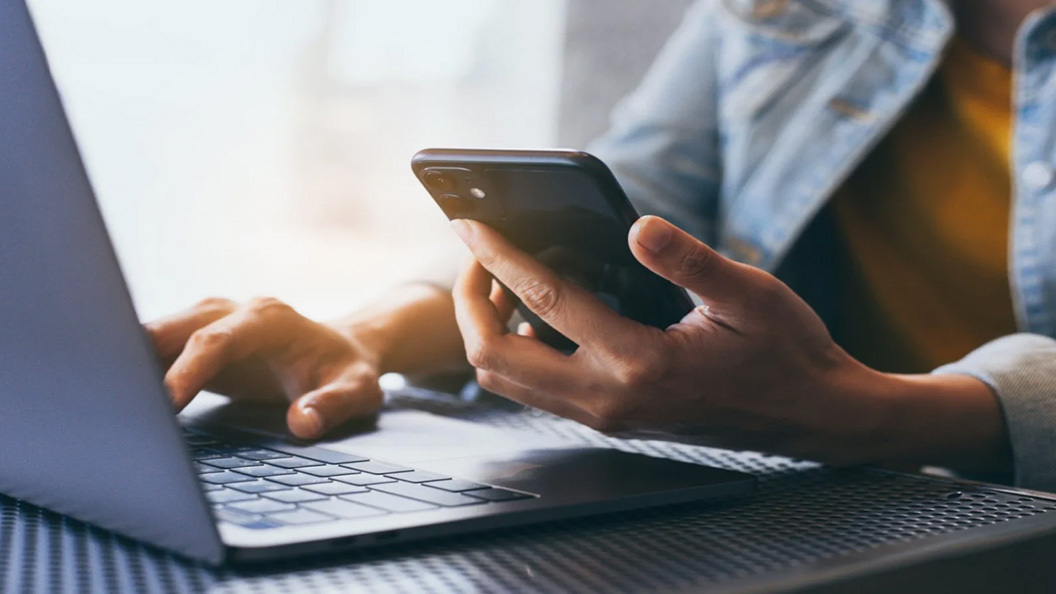 smartphone-laptop-hand