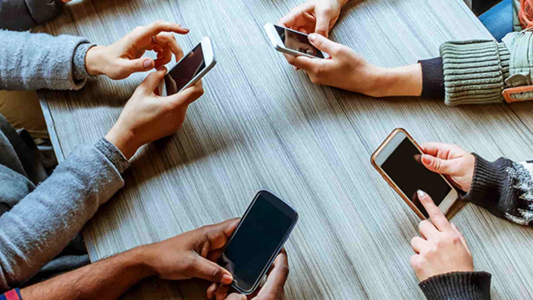smartphones-reading-text
