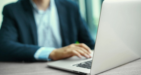 laptop-people-finger