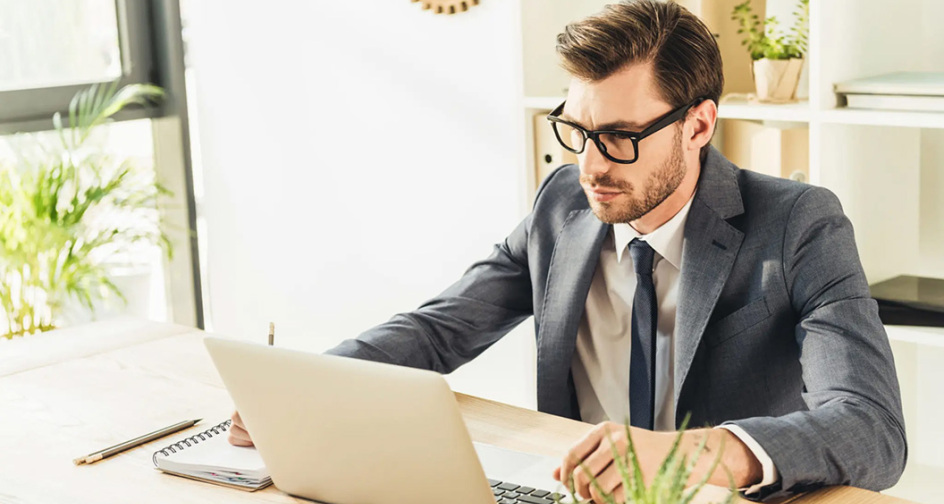 cfo-people-laptop